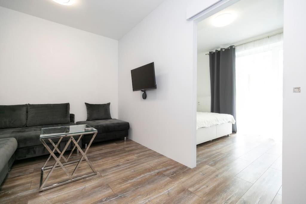 Alure Residences 1 & 24H Self Check-In, Free Parking In Front Of The Apartment Building, New Building, Terrace, Cafe With Breakfast In The Apartment Building, Next To The Aqua Park Банска-Бистрица Экстерьер фото