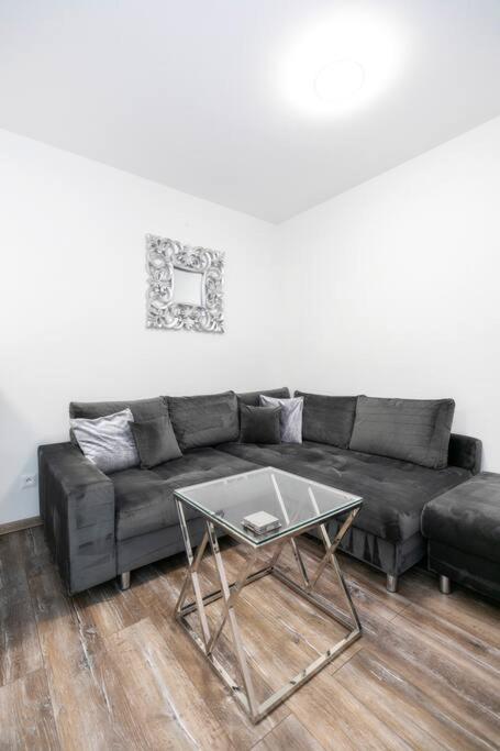 Alure Residences 1 & 24H Self Check-In, Free Parking In Front Of The Apartment Building, New Building, Terrace, Cafe With Breakfast In The Apartment Building, Next To The Aqua Park Банска-Бистрица Экстерьер фото