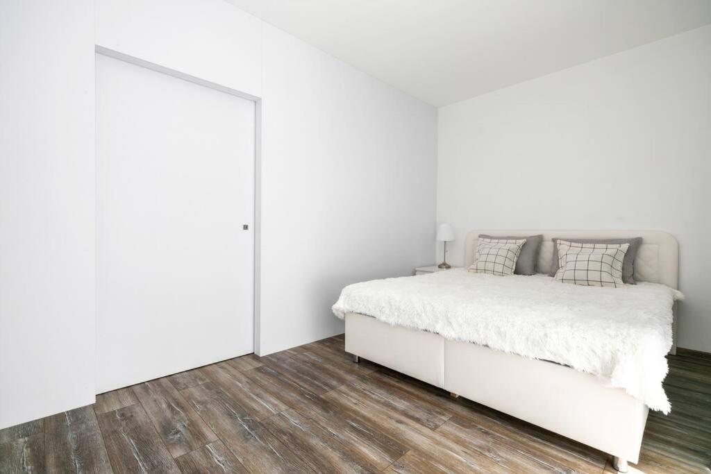 Alure Residences 1 & 24H Self Check-In, Free Parking In Front Of The Apartment Building, New Building, Terrace, Cafe With Breakfast In The Apartment Building, Next To The Aqua Park Банска-Бистрица Экстерьер фото