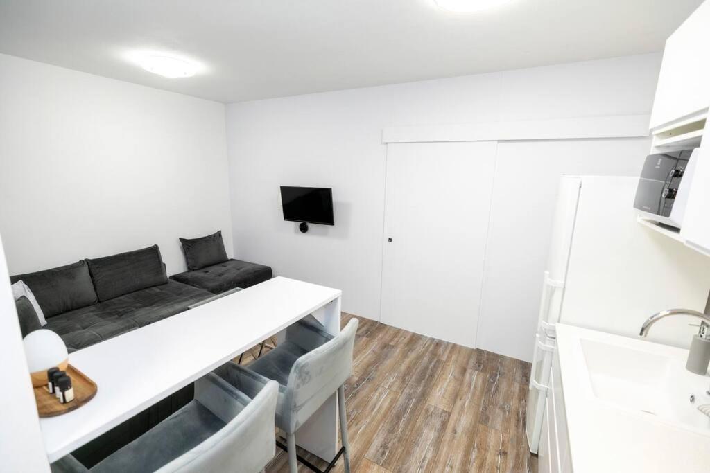 Alure Residences 1 & 24H Self Check-In, Free Parking In Front Of The Apartment Building, New Building, Terrace, Cafe With Breakfast In The Apartment Building, Next To The Aqua Park Банска-Бистрица Экстерьер фото