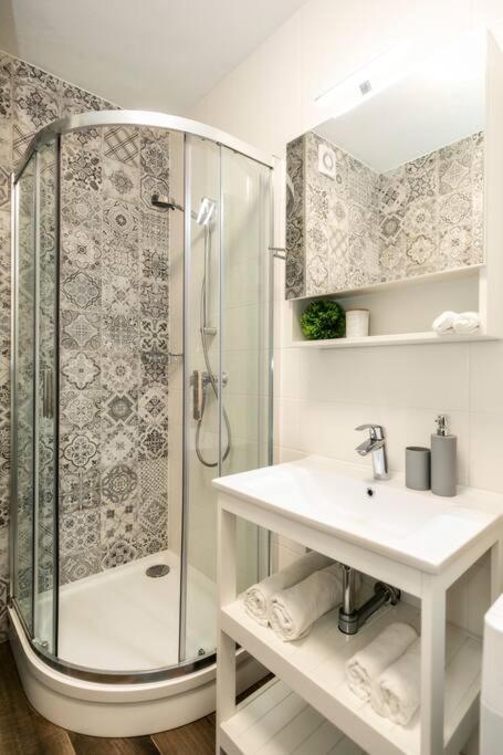 Alure Residences 1 & 24H Self Check-In, Free Parking In Front Of The Apartment Building, New Building, Terrace, Cafe With Breakfast In The Apartment Building, Next To The Aqua Park Банска-Бистрица Экстерьер фото
