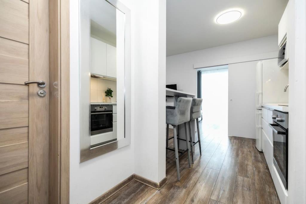 Alure Residences 1 & 24H Self Check-In, Free Parking In Front Of The Apartment Building, New Building, Terrace, Cafe With Breakfast In The Apartment Building, Next To The Aqua Park Банска-Бистрица Экстерьер фото