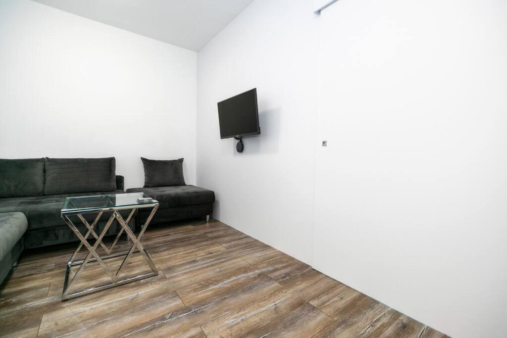 Alure Residences 1 & 24H Self Check-In, Free Parking In Front Of The Apartment Building, New Building, Terrace, Cafe With Breakfast In The Apartment Building, Next To The Aqua Park Банска-Бистрица Экстерьер фото